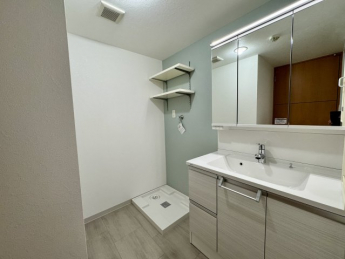 面化粧台・洗濯パン・水栓新規交換、クロス・床貼替しました♪