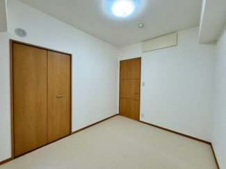 北側洋室は二面採光。