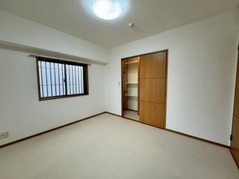 ウォークインクローゼットの扉は引戸式。開閉スペースが不要なので家具の配置がしやすい♪