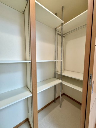 収納棚付ウォークインクローゼット