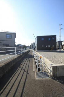 敷地西側にある歩道と水路