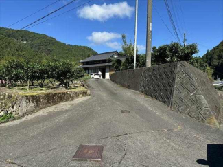 敷地への入口道路