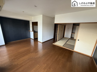 大きな窓からたっぷりの陽射しが差し込む明るいリビング。家族や友人との大切な時間を過ごせる、温かみのある空間です。