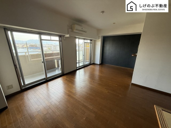 大きな窓からたっぷりの陽射しが差し込む明るいリビング。家族や友人との大切な時間を過ごせる、温かみのある空間です。