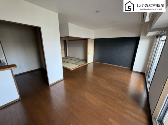 大きな窓からたっぷりの陽射しが差し込む明るいリビング。家族や友人との大切な時間を過ごせる、温かみのある空間です。