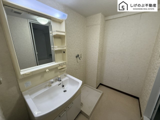 シャワー水栓付き、独立洗面台となります。
