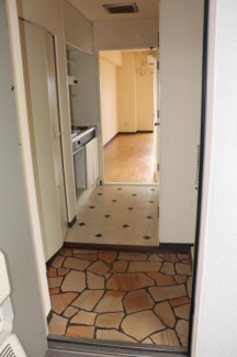 玄関入って左側にシューズボックスがあります。ハンガーパイプも付いていますので、コートなどを吊るすことができます。