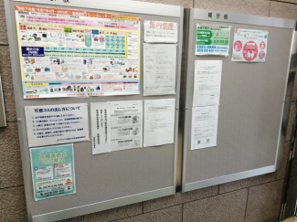入居者用掲示板です。建物入り口部分にあり、お知らせなどが掲示されます。