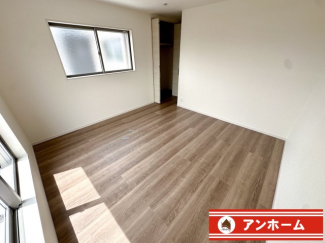 ゆったりした洋室です