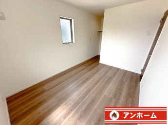 落ち着いた色調の洋室です