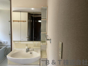 明るい洗面所です。もちろん三面鏡♪