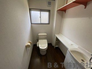 １階は、手洗い場付のゆったりとした空間のトイレです