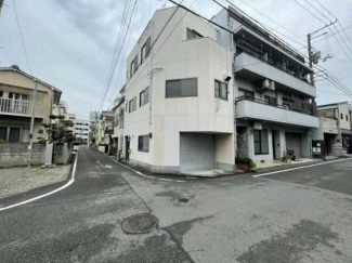 西側の公道と南側の公道の角に面した立地です。