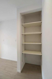 【施工例】キッチン奥にはパントリーがあり、お米や飲料水など買