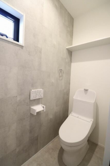 【施工例】トイレは１階、２階に設置。便座はフチ無し形状でサッ