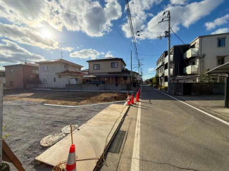 北側道路から分譲地進入口です。