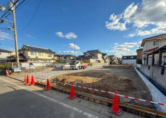 北側道路から撮影しています。東側にも道路がありますので朝日が