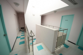 二階階段付近、吹き抜け天井