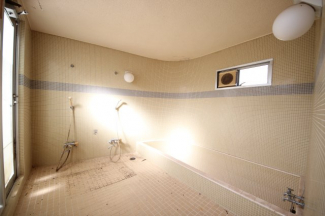 複数人で同時に入浴できる大浴場、非利用期間が長いので清掃ができていません