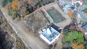 敷地空撮別角度、赤い線はおおよその敷地境界です