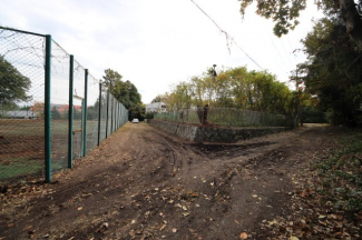 前面道路から敷地入り口