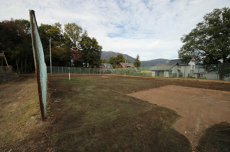 敷地内テニスコート、サーフェスは補修が必要です