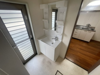 朝の身支度には欠かせない独立洗面化粧台