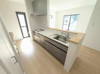 広くとられたキッチンスペースで縦横無尽に料理を楽しんでいただ