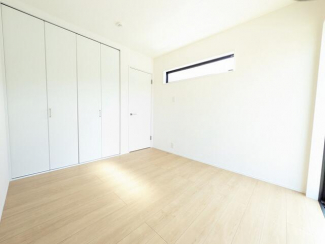 洋室にはクローゼットを完備し、自由度の高い家具の配置が叶うシ