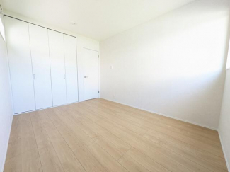 ２面採光の明るい洋室