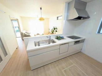 広くとられたキッチンスペースで縦横無尽に料理を楽しんでいただ