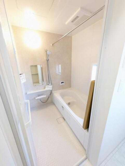 １日の疲れを癒すユニットバス　清潔感が溢れるシンプルですっき