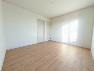 洋室にはクローゼットを完備し、自由度の高い家具の配置が叶うシ