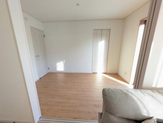 使い勝手の良いリビング横の洋室　お子様の遊び部屋、リモートワ