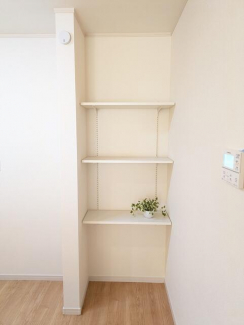 キッチンには便利な収納棚を設置