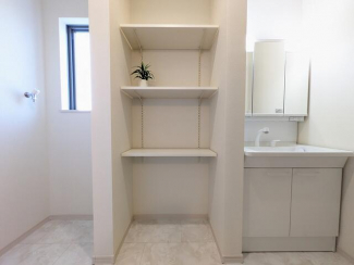 しっかり収納スペースを確保　洗面台はくもり止めコートを施した