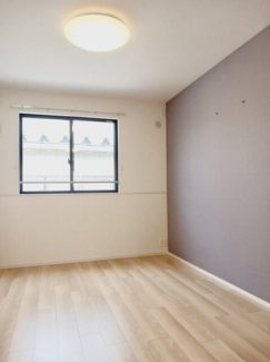 明るい色調の室内です