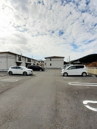 車をお持ちの方に嬉しい駐車場付きの物件です