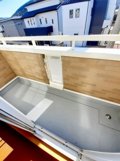 暖かな日差しのふりそそぐバルコニー