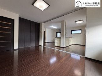 採光良好なリビングは、ご家族の憩いの空間。居心地の良い快適な安らぎの場所にもなりそうです。