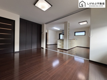 採光良好なリビングは、ご家族の憩いの空間。居心地の良い快適な安らぎの場所にもなりそうです。