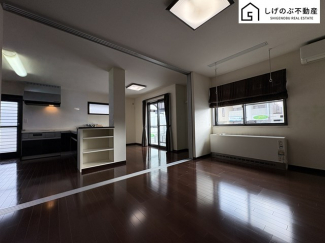 採光良好なリビングは、ご家族の憩いの空間。居心地の良い快適な安らぎの場所にもなりそうです。