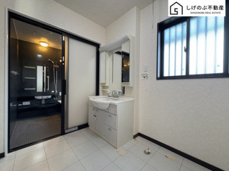 明るく清潔感溢れるサニタリースペース。毎日使う場所だからこそ、快適な空間となっております。