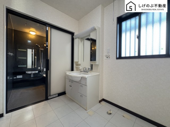 明るく清潔感溢れるサニタリースペース。毎日使う場所だからこそ、快適な空間となっております。