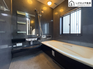 窓付きのバスルームは、明るく換気環境も良好。日中の入浴も気持ちよくお使い頂けそうです。