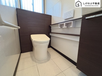 換気にも配慮した窓付きのトイレスペースとなっています。こちらは嬉しいウォシュレット機能付きです。