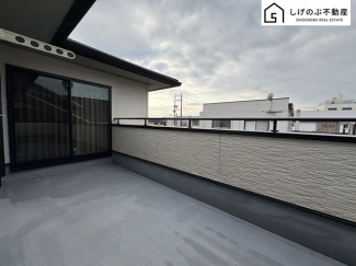 青い空が広がる開放的なバルコニー。日差しを遮るものがないので、育ち盛りのお子様のお洗濯ものが多くてもたっぷり気持ちよくお洗濯して頂けます。