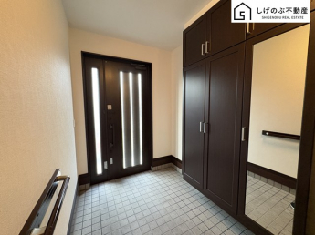 玄関横には大家族にも対応可能なシューズクローゼットが完備されています。