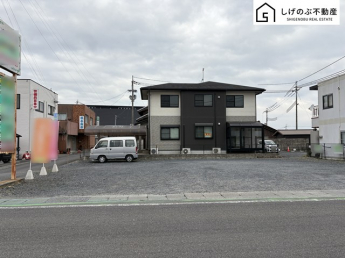 6SLDK！
駐車3台可！カーポート付き
徒歩圏内にスーパーやコンビニエンスストアが充実しているので買い物にとても便利です♪