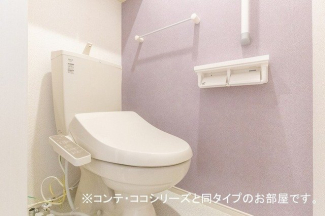 落ち着いた色調のトイレです
